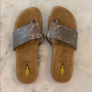 Volatile size 7 super cushy sandals